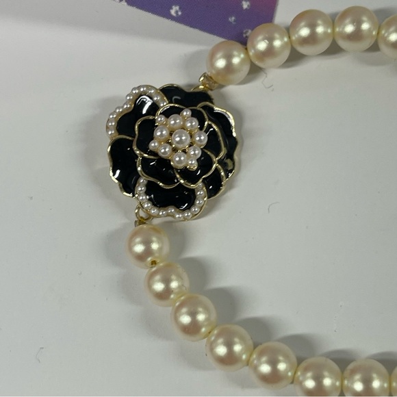 SUPER SALE CAMELLIA & CRYSTAL EARRINGS & BRACELET - Picture 4 of 8